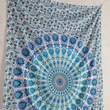 Wandtuch Pfauenfeder Mandala weiß blau, indischer Wandbehang mit floralem Muster