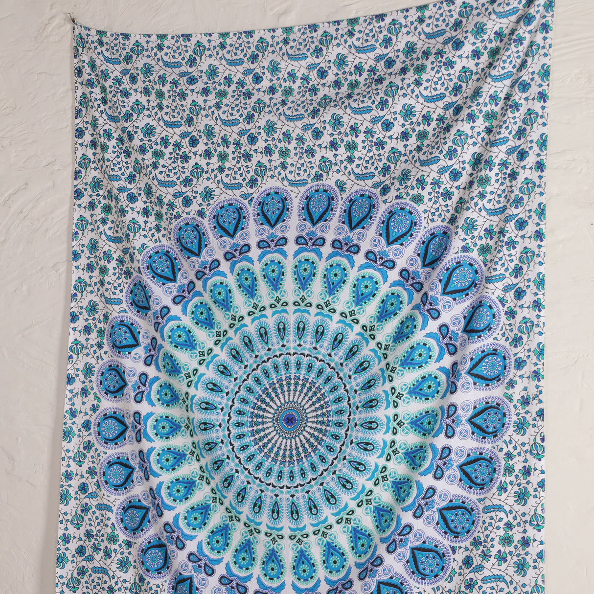 Wandtuch Pfauenfeder Mandala weiß blau, indischer Wandbehang mit floralem Muster