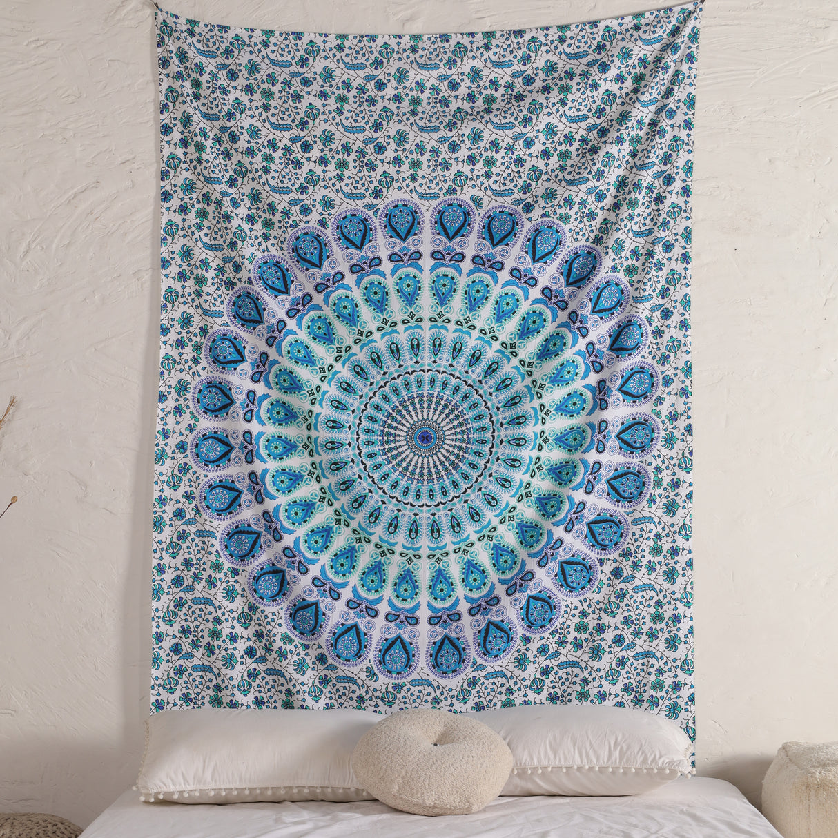 Wandtuch Pfauenfeder Mandala weiß blau, indischer Wandbehang mit floralem Muster