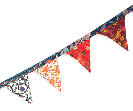 Wimpelkette aus recycelten Mandala Tüchern