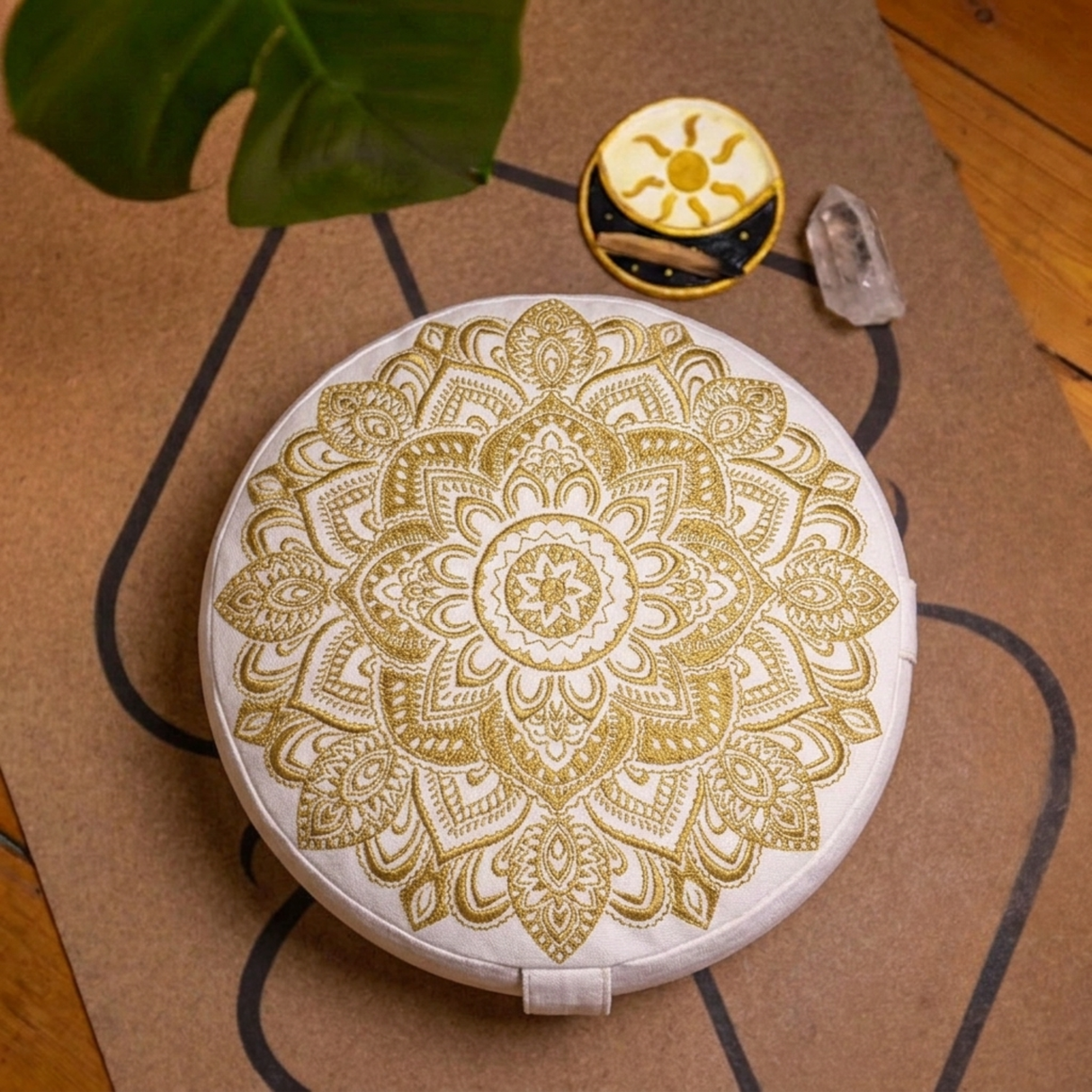 Rundes Yogakissen mit gestickter Lotusblüte aus Baumwolle, mit Buchweizenfüllung
