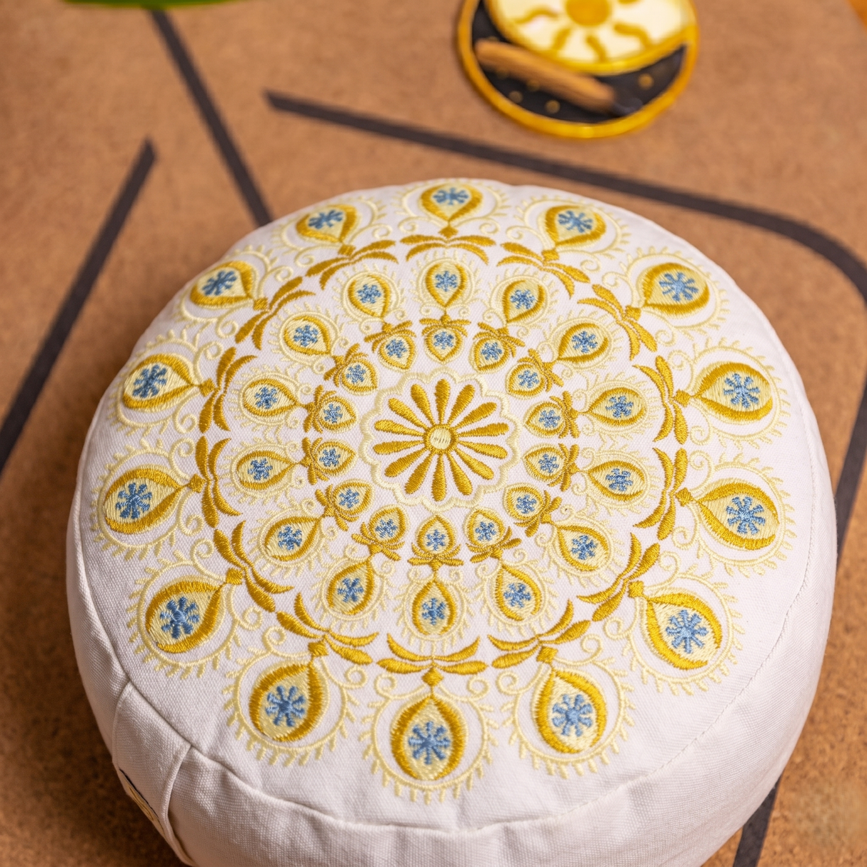 Yogakissen Pfauenfeder Mandala Gold