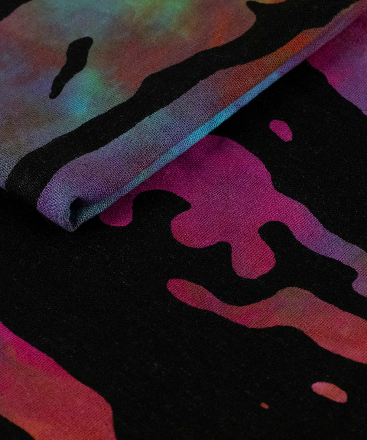 Wandtuch mit Wald in batik bunt
