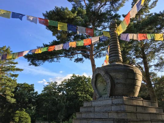 Tibetische Gebetsfahnen - bunte Wimpelketten aus Nepal hängen an einem Tempel