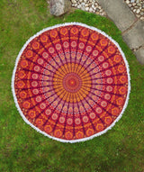 Rundes Strandtuch mit Pfauenfeder Mandala in rot gelb