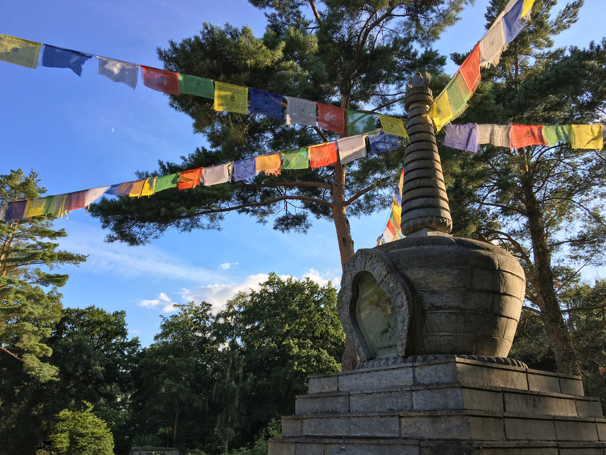 Buddhistischer Tempel mit tibetischen Gebetsfahnen