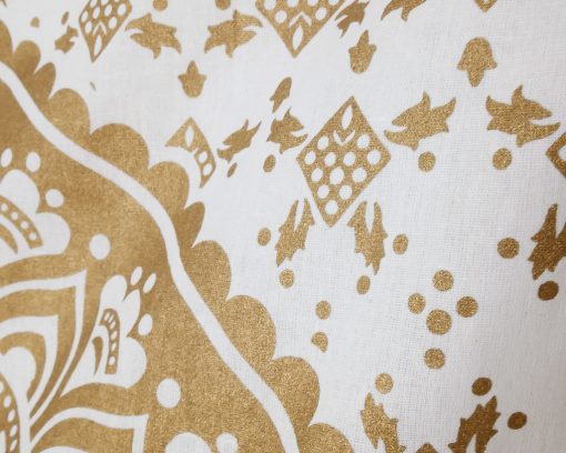 Wandtuch mit gold Mandala auf Untergrund in weiß