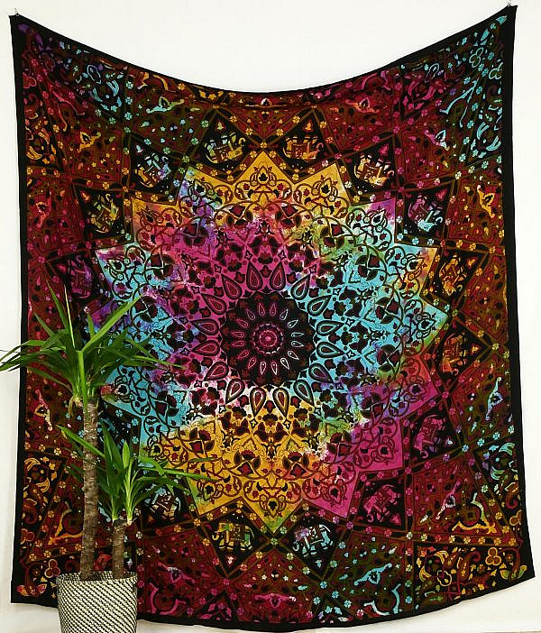 Großes Wandtuch mit Stern Mandala in batik bunt