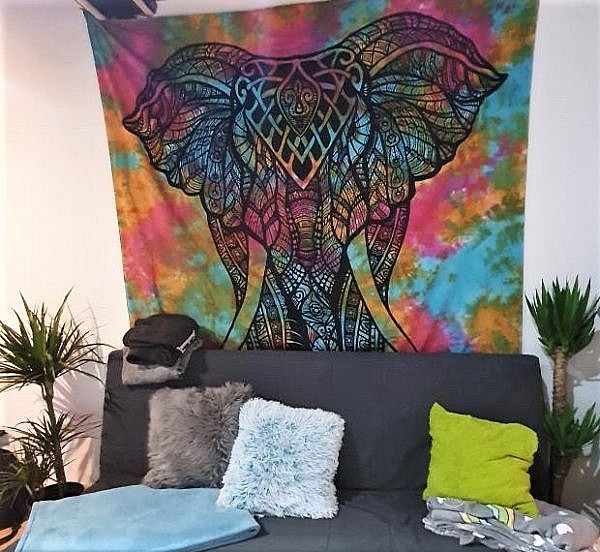 Batik Wandtuch mit Elefant in bunt an der Wand im Wohnzimmer