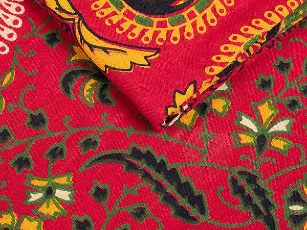 Pfauenfeder Mandala rot weiß, mit Akzenten in gelb und grün.
