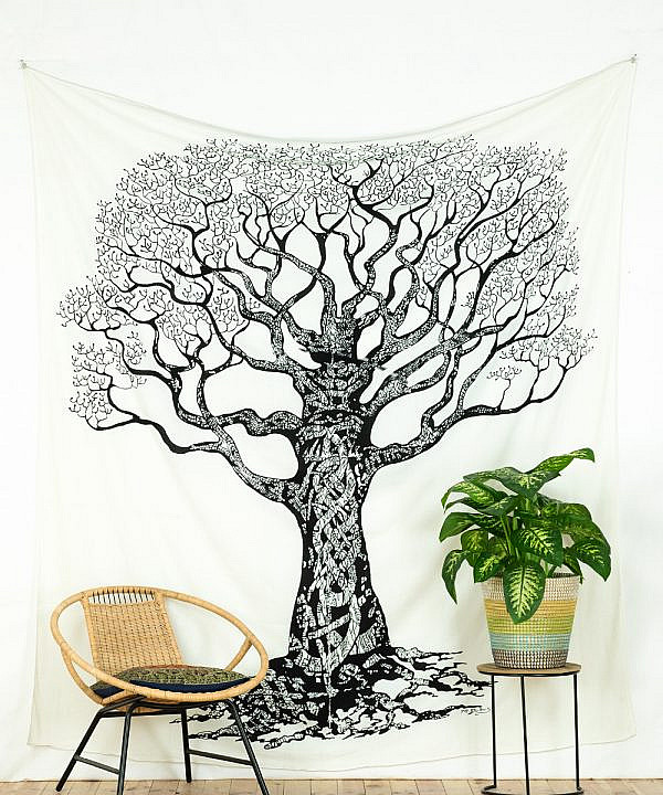 Großes Wandtuch Weltenbaum in schwarz auf weiß
