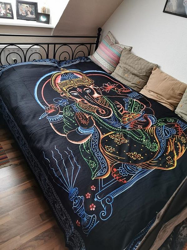 Ganesha Tuch in schwarz bunt als Tagesdecke auf dem Bett