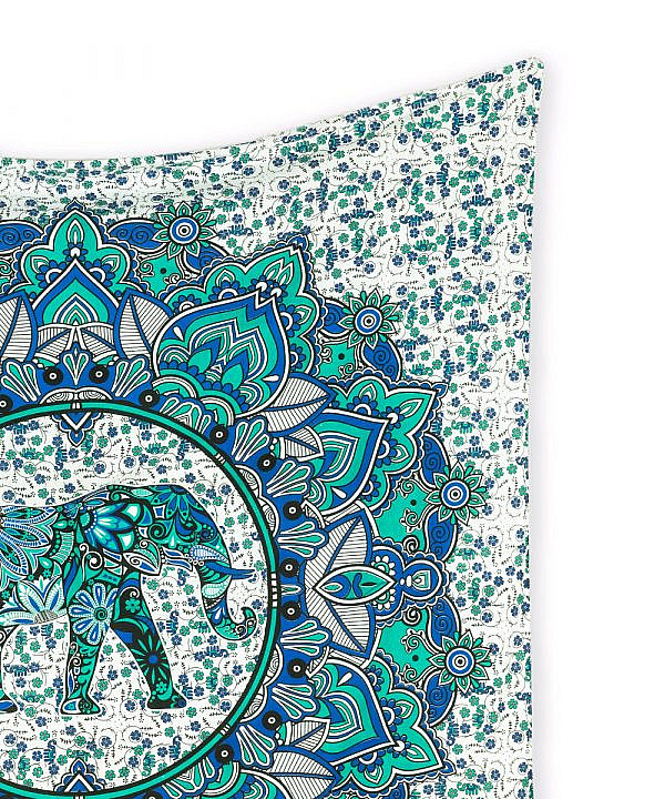 Wandtuch Lotus Elefant blau grün. Weißer Stoff mit floralem Muster.
