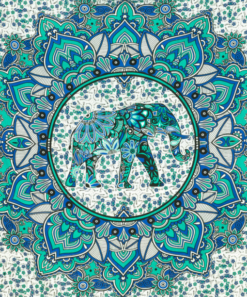 Wandtuch Lotus Elefant blau grün. Weißer Stoff mit floralem Muster.