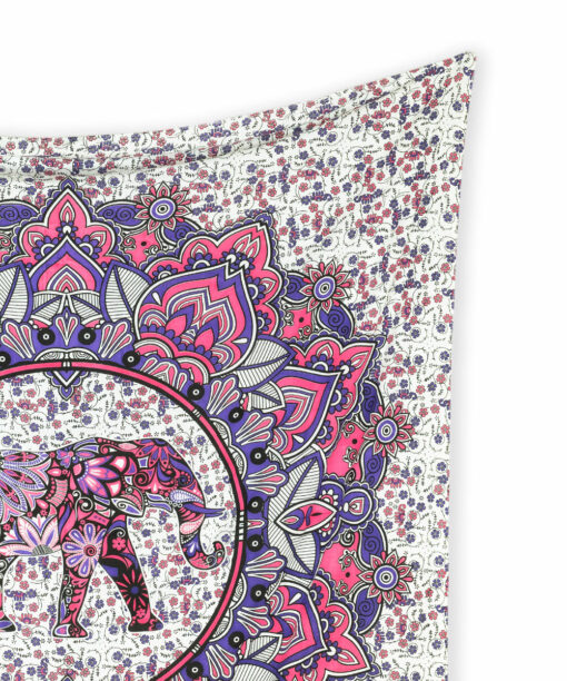 Wandtuch mit Elefant im Blütenkreis in rosa und lila auf Stoff in weiß.