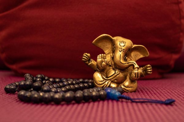 Goldener Ganesha mit Om Zeichen auf der Stirn