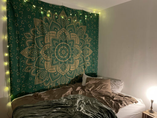 Mandala Wandtuch mit Lotusblüte in grün gold + Lichterketten im Schlafzimmer