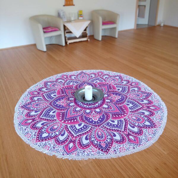 Rundes Mandala Tuch mit Lotusblüte als Sitzgelegenheit in Yoga Praxis