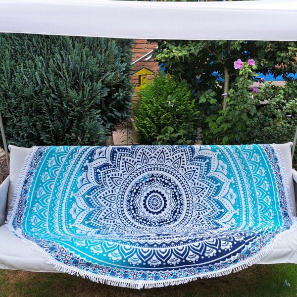 Runde Mandala Tuch in blau als Überwurf für eine Sitzschaukel