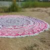 Rundes Mandala Tuch in lila am Strand
