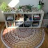 Rundes Mandala Tuch in ocker braun als Vorleger im Wohnzimmer