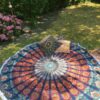 Rundes Mandala Tuch als Unterlage im Garten