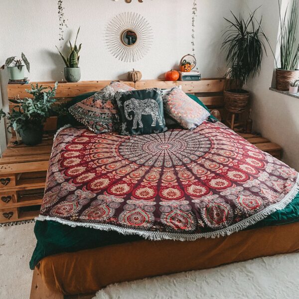 Runde Mandala Tuch als Bettüberwurf im Schlafzimmer