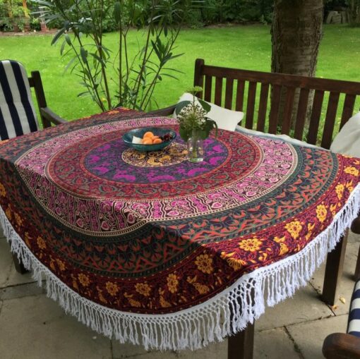 Rundes Mandala Tuch als Tischdecke im Garten