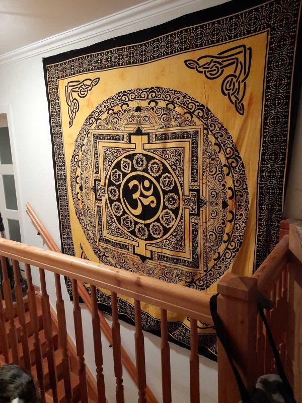 Wandtuch Om Zeichen gelb - indischer Wandteppich von Karmandala