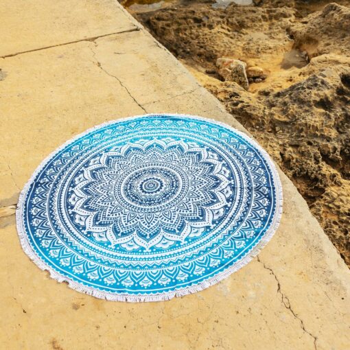 Rundes Strandtuch mit Ombre Mandala in blau weiß am Strand