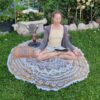 Rundes Mandala Tuch in ocker braun als Yogatuch im Garten