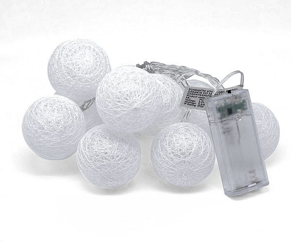 Lichterkette aus Stoffball in weiß