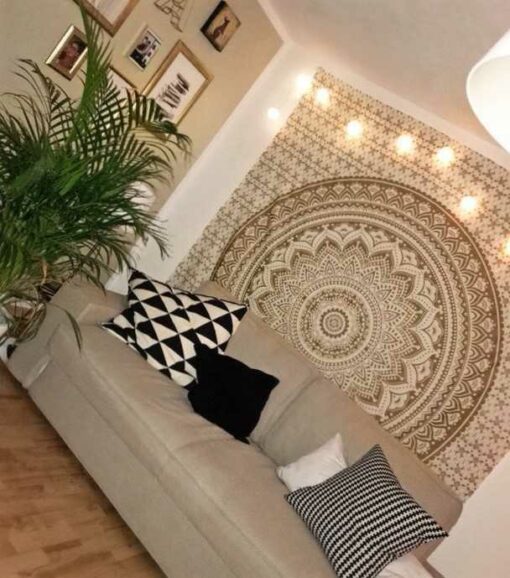 Großes Wandtuch Ombre Mandala in weiß gold im Wohnzimmer