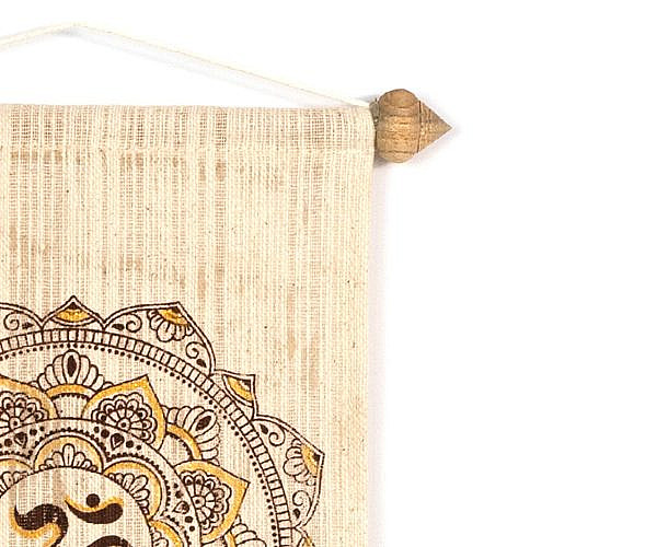Wandteppich Om Zeichen weiß braun, indischer Wandbehang aus Baumwolle