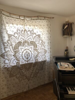 Mandala Vorhang vor dem Fenster