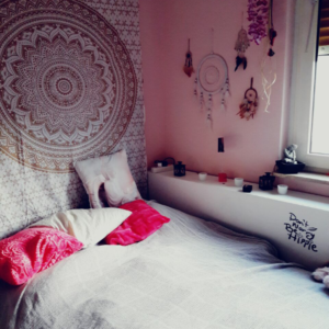 Wandtuch Ombre Mandala in weiß gold im Schlafzimmer