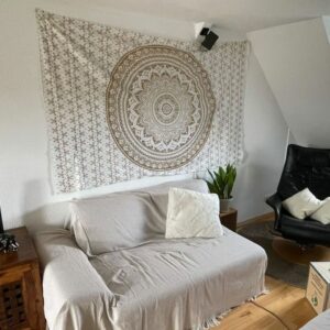 Wandtuch Ombre Mandala in weiß gold im Wohnzimmer