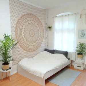 Wandtuch Ombre Mandala in weiß gold im Schlafzimmer