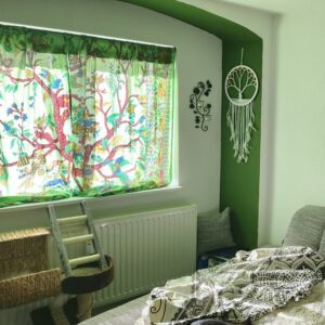 Karmandala Vorhang Lbensbaum grün im Schlafzimmer bei Sonnenschein