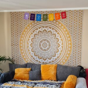 Karmandala Wandtuch mit Ombre Mandala in ocker braun - groß im Wohnzimmer