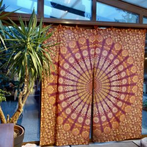 Karmandala Vorhang mit Pfauenfeder Mandala in dunkelrot orange - 100% Baumwolle