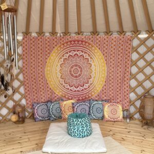 Mandala Tuch mit passenden Mandala Kissen im Yoga Raum