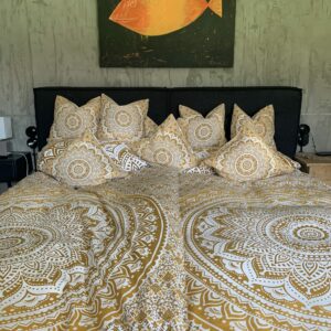 Schlafzimmer mit indischer Bettwäsche und Mandala Kissen in ocker braun