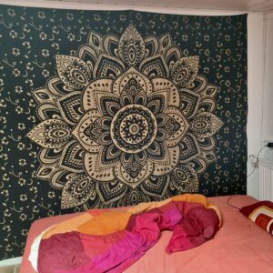 Karmandala Wandtuch mit goldener Lotusblüte auf schwarz als Wandbehang im Schlafzimer