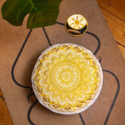 Yogakissen goldenes Mandala bestickt - rundes Sitzkissen mit Buchweizen Füllung