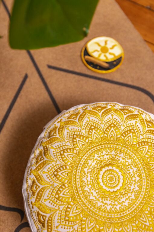 Yogakissen goldenes Mandala bestickt - rundes Sitzkissen mit Buchweizen Füllung