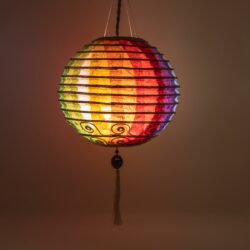 Bunter Lampenschirm aus Papier Maulbeerbaum handgefertigt mit Mandala Muster orientalisches Design für buntes Licht