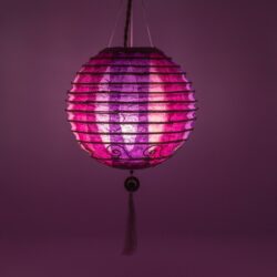 Lila Lampenschirm aus Papier orientalisches Design für buntes Licht