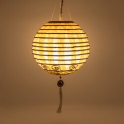 Gelber Lampenschirm aus Papier orientalisches Design für buntes Licht